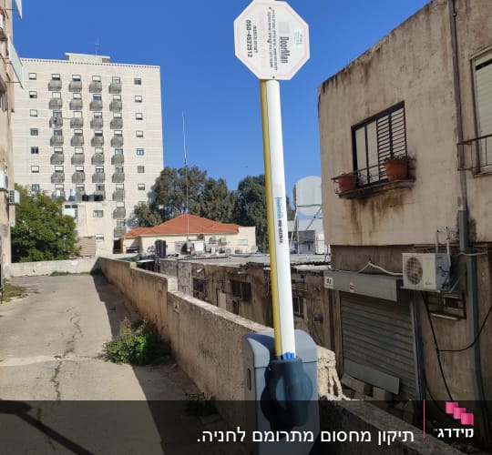 מחסום חשמלי עם שלט על עמוד